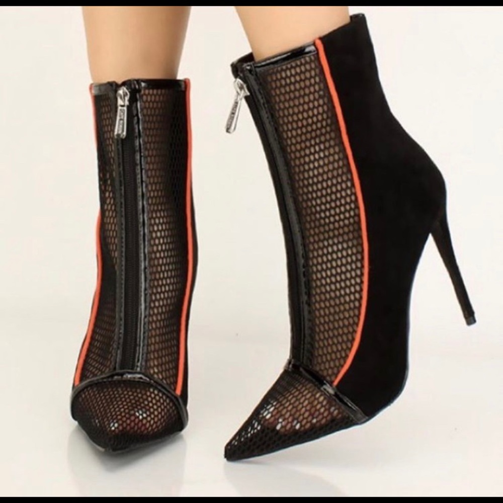 Women’s black mesh heel